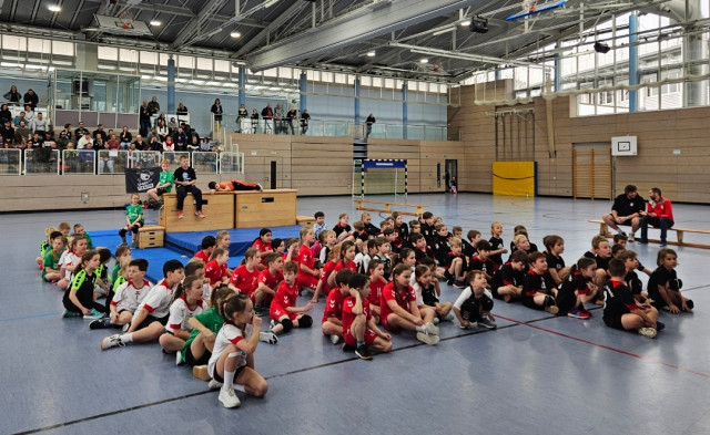 Spielspaß im Fokus: Handballspieltag der TSV Feucht Minis in Neumarkt