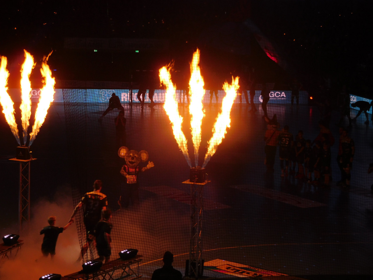 TSV-Handballer bei der Black Night des HCE