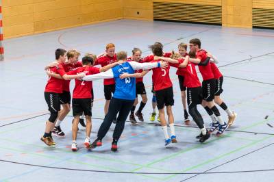 Die Mannschaft beim Freudentanz nach dem Spiel 