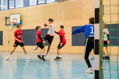 Helmer setzt sich gleich gegen zwei Abwehrspieler durch