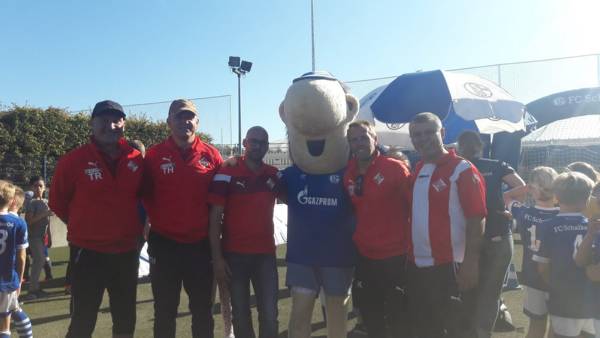 Betreuerteam des TSV 1904 Feucht mit dem Schalker Maskottchen „Erwin“