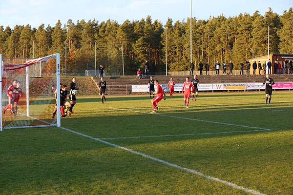 Lukas Halbig erhöht nach feiner Vorarbeit von Astrit Veliqi auf 2:0.
