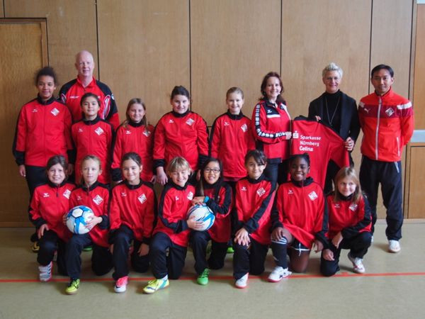 Sparkasse sponsert neue Trainingsanzüge für U13-Juniorinnen