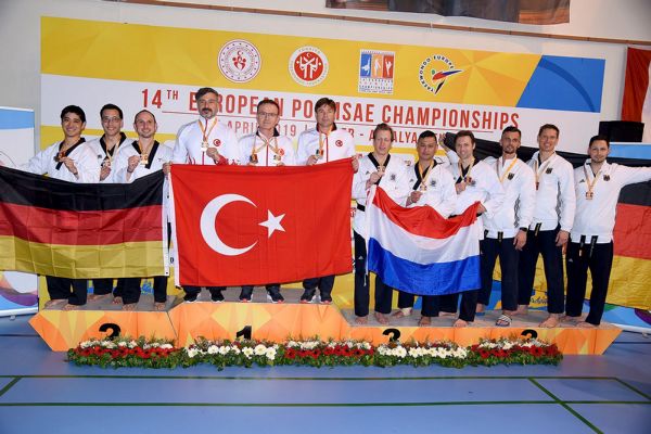 Flower Zeremonie: 2-ter Platz v.l Binh Duong, Patrick Lebens, Tilman Gothner 