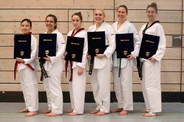 Sechs neue Taekwondo-Schwarzgurte beim TSV 1904 Feucht