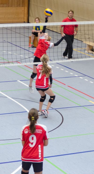 Nina Hoefer versucht es mit einem gelegten Ball