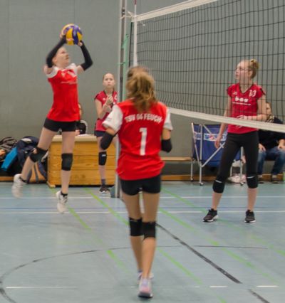 Anna Lehmphul setzt  Nina Hoefer im Angriff in Szene