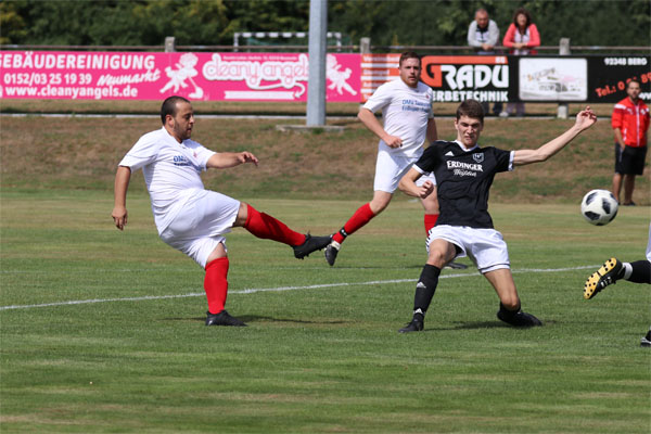 Vincenzo Parolisi erzielt hier Sekunden nach seiner Einwechselung das 2:0 für die Feuchter.