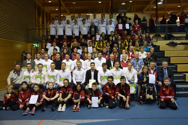 Das Bild zeigt die geehrten Sportler des Vorjahres.