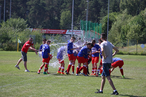 Zum Abschluss eine Wasserdusche vom Trainer