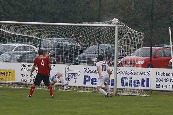 Im strömenden Regen der erste Gegentreffer in dieser Saison. Nach einer Ecke steht der Pyrbaumer alleine am langen Pfosten und köpft den Ball ins Tor.