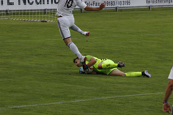 Der Feuchter Keeper Fabian Ahrend rettet hier kurz vor Schluss noch die Feuchter Führung, eine Minute später war er allerdings machtlos und die Feuchter kassierten den Ausgleich.
