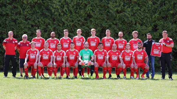 Sponsor Andi Graf (zweiter von rechts) mit der Ersten Mannschaft des TSV 1904 Feucht.