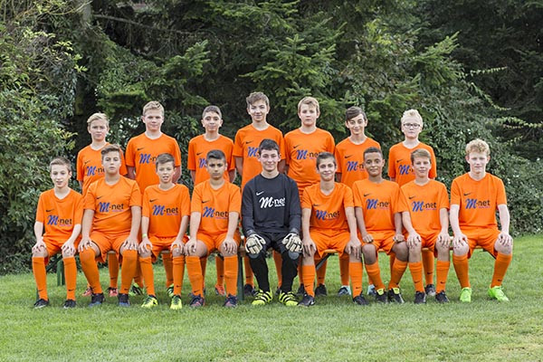 M-net stattet die U14 mit einem neuen Trikotsatz aus