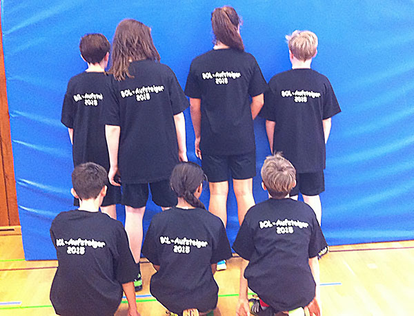 Die Aufstiegshelden präsentieren ihre T-Shirts