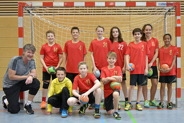 Der stolze Trainer mit seiner Truppe