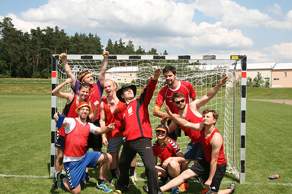 Die Sieger &quot;Prosecco Ladies&quot; in der Pose wie Usain Bolt.
