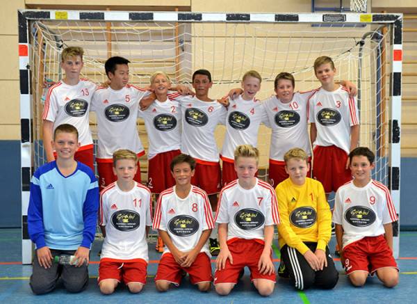 Die Jungs des TSV 04 Feucht präsentieren ihre neuen Trikots und bedankten sich mit einem Sieg beim Sponsor.