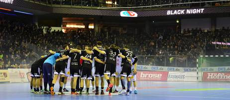 Der Handballnachwuchs bei der Black Night des HC Erlangen