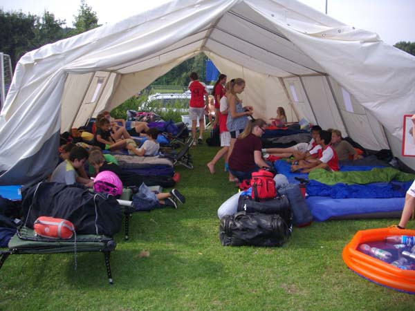 Alle unter einem Zelt und Teambuilding war angesagt