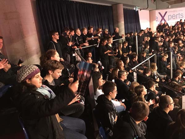 Der Handballnachwuchs des TSV 04 Feucht bei der Black Night des HC Erlangen