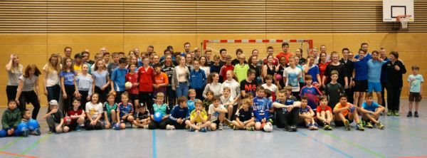 Gemeinsames Gruppenfoto mit den Stars des HCE, den Jugendlichen und allen Zuschauern