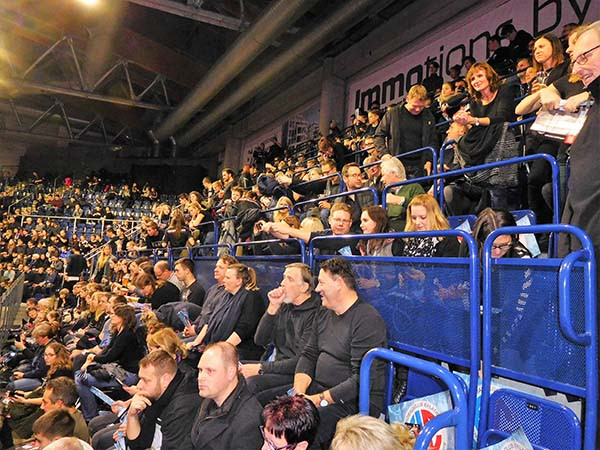 Handballnachwuchs des TSV 1904 Feucht bei der Black Night des HC Erlangen