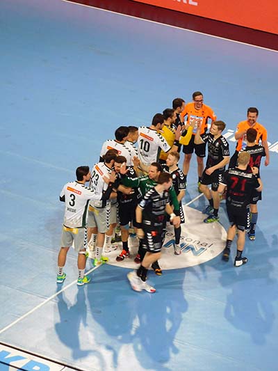 Beide Teams un die Schiedsrichter bei der Begrüßung