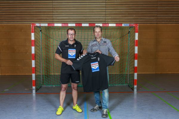 Der Sponsor, Trainer bei der Übergabe der neuen Trikot