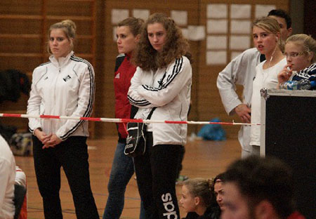 Betretene Gesichter: Coach Marina und Corinna Winkler, Kämpfer Lara Bahsi, Luisa Held, Jule König