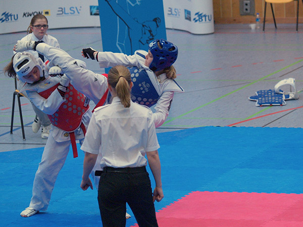 Jule König (blaue Weste)