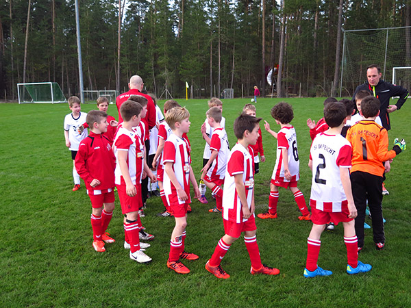 Nach einem fairen Match eine Runde Abklatschen zum Schluss