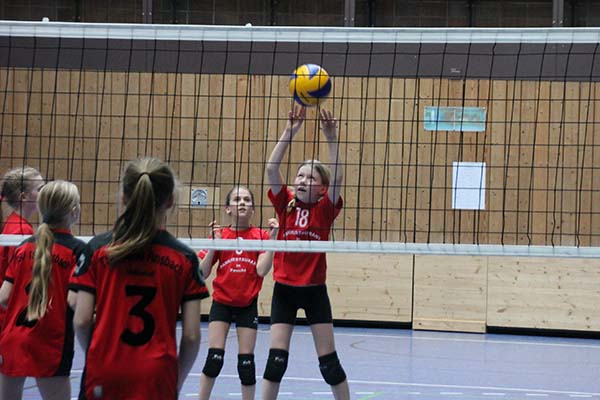 Nina Hoefer setzt dem Gegner einen Kurzen ins Feld. Nina Hoefer setzt dem Gegner einen Kurzen ins Feld.